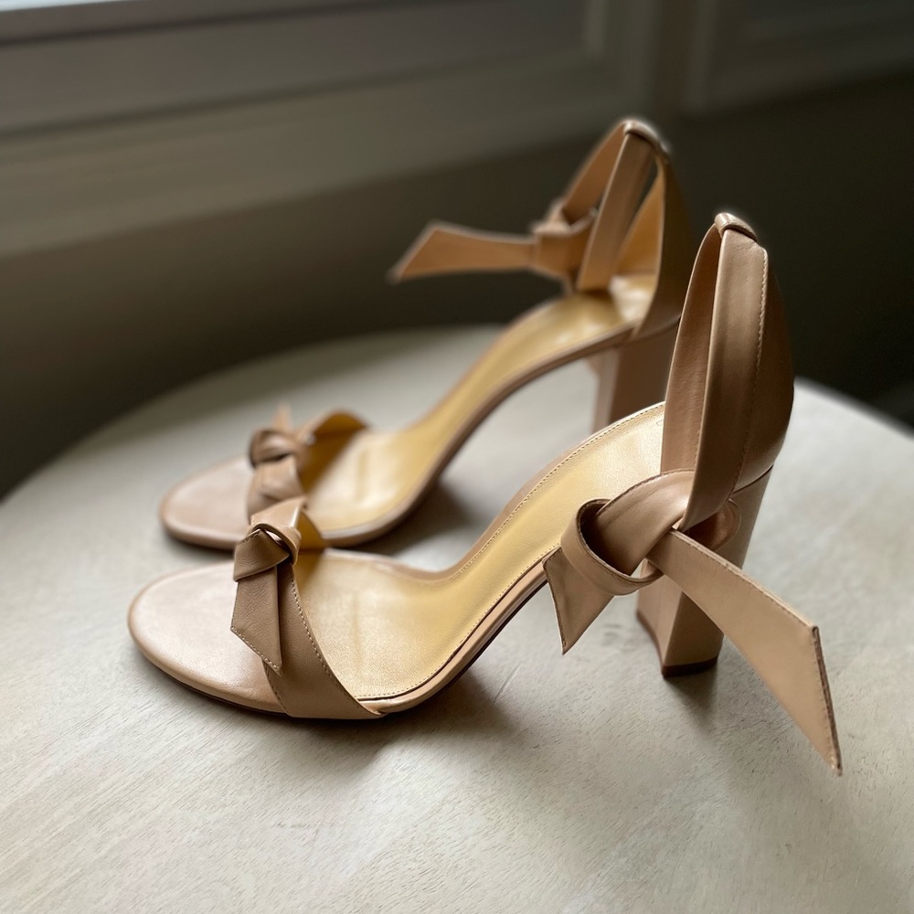 Alexandre Birman tan bow heels in a size European 42 ( US women’s 11 )